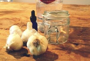 Tincture bawang putih digunakan untuk merawat urat varikos